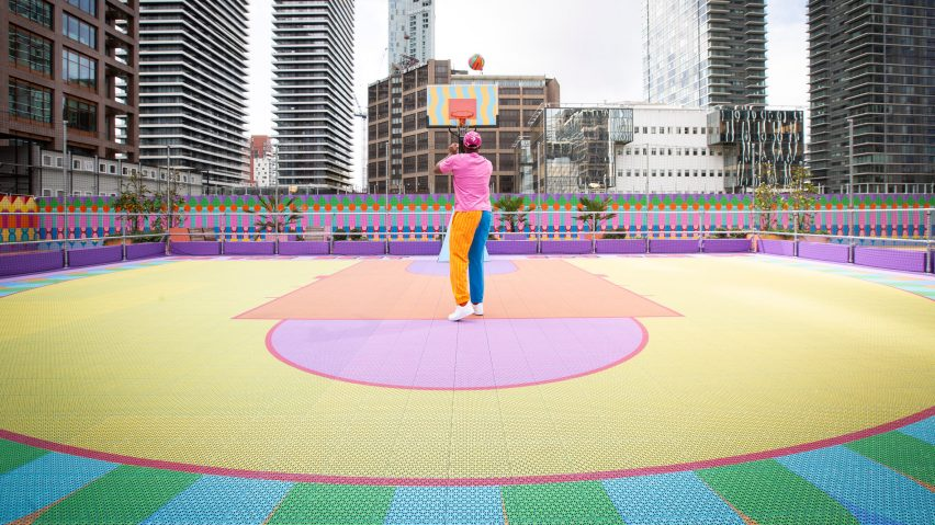 彩虹色的金絲雀碼頭籃球場／Yinka Ilori