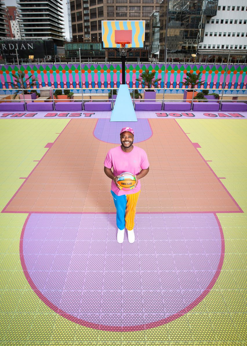 彩虹色的金絲雀碼頭籃球場／Yinka Ilori