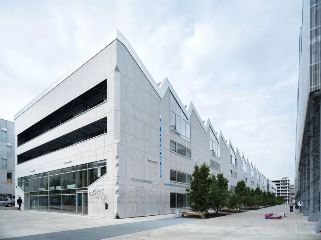 La Halle 6 EST文化中心位於法國西部盧瓦爾河地區（Pays de la Loire）的大西洋盧瓦爾省（Loire-Atlantique）首府南特，前身是一座建於 1847 年的工業廠房