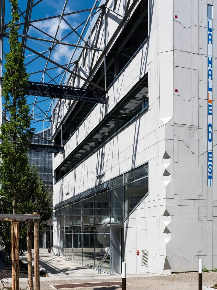 Avignon Architecte 希望將集體記憶從工業時代的歷史轉變為數位時代的新記憶,讓這座建築成為連接過去與未來的橋樑