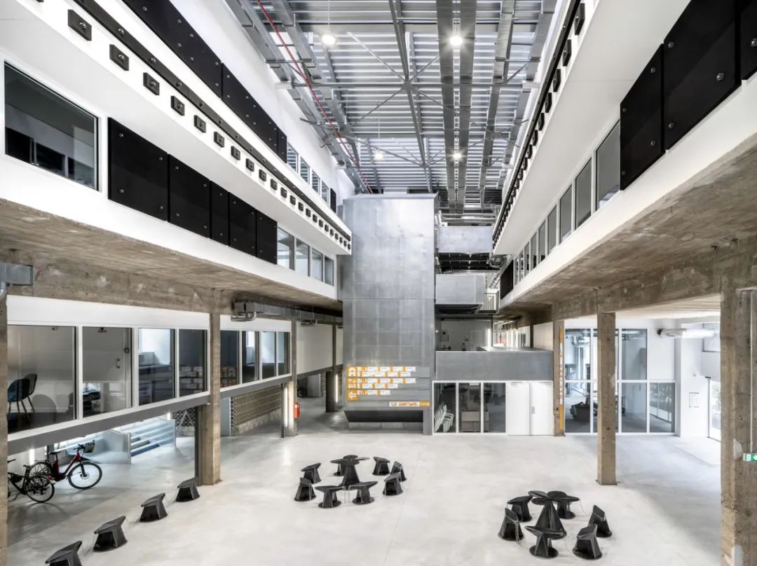 藝術與記憶的交匯:Halle 6 EST 的家具設計
為了完整呈現建築的敘事性,Avignon Architecte 特別設計了一款名為「Les oubliés de la Halle 6」(被遺忘的 Halle 6)的家具,這款家具 reinterpret(重新詮釋)了工業詞彙,為空間增添了藝術氣息。