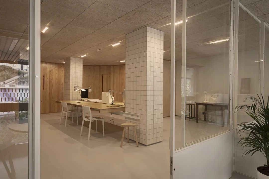 由封閉辦公室望向開放空間 lisbon office interior design 里斯本辦公室室內設計D-A Studio／Domitianus-Arquitetura