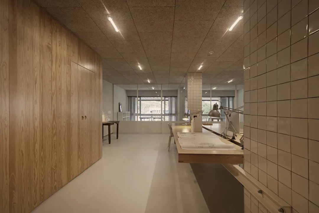 水泥柱支撐主要工作桌 lisbon office interior design 里斯本辦公室室內設計D-A Studio／Domitianus-Arquitetura