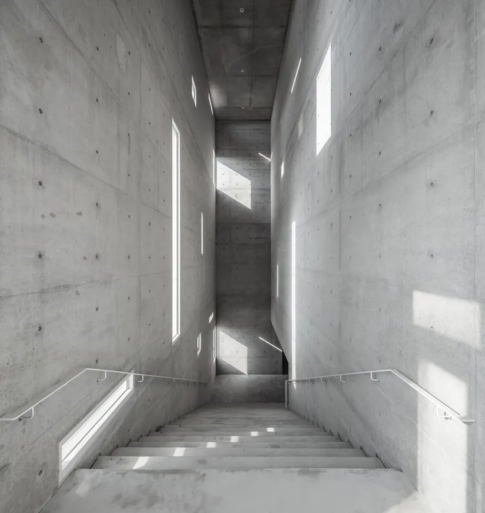林友寒建築師藉由清水混凝土牆體與開口，釀造出生動的光線 淡江教會文教中心
