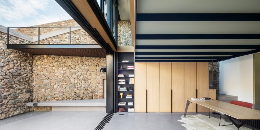 推拉門通向院子 Sliding doors open out to the courtyard