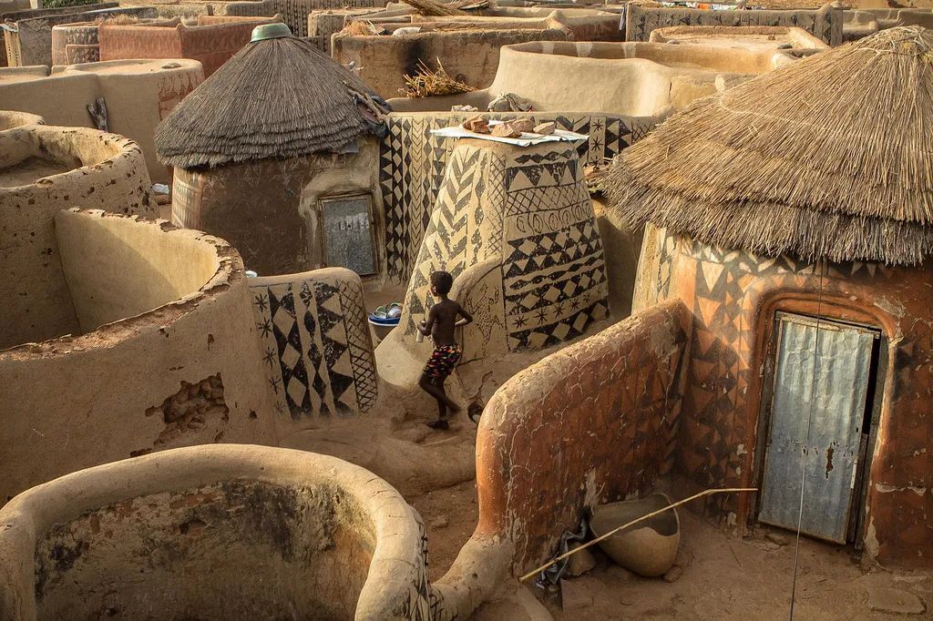 Anthony Pappone攝影：在非洲布吉納法索（Burkina Faso）的南部，有一個靠近迦納（Ghana）邊境的村莊，面積不大，叫鐵貝雷（Tiébélé）。這是卡塞納人的家園，是在布吉納法索境內定居的最古老的民族之一