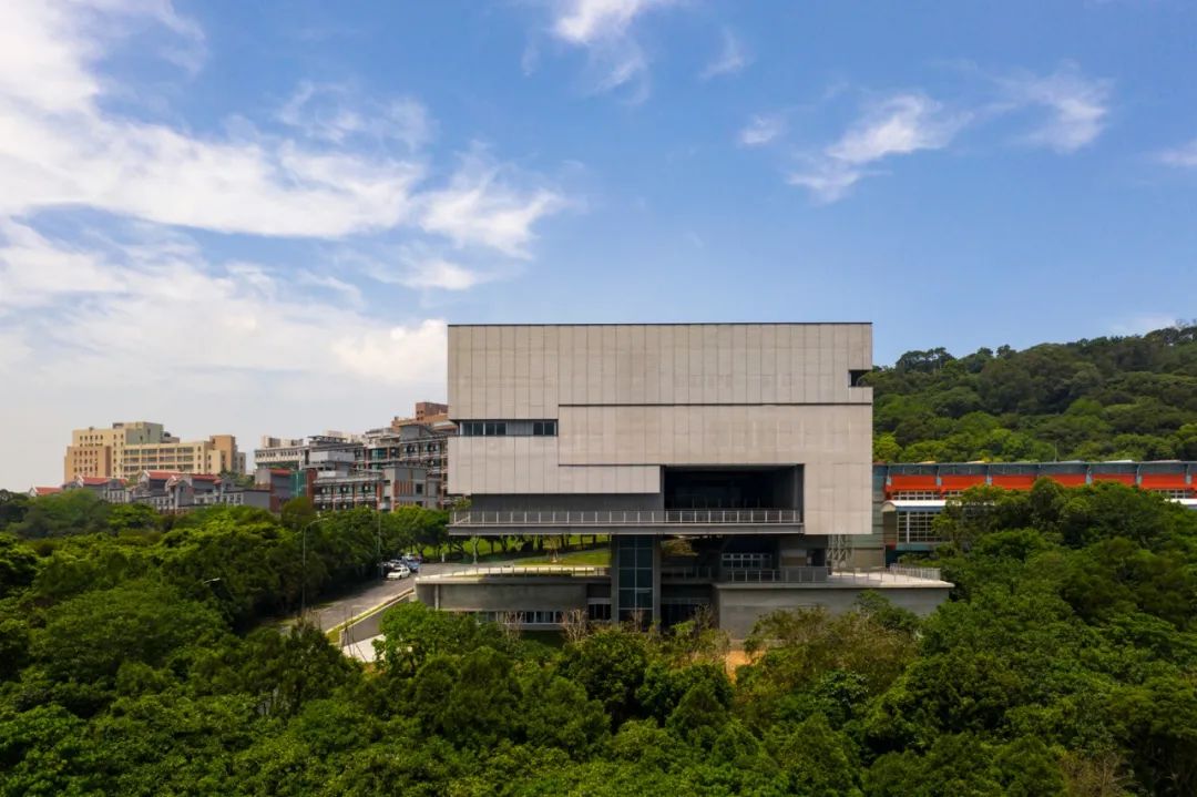 「黑盒子」、「灰盒子」的空間定義是機能性的，也是構築性的 台北藝術大學科技藝術館／大尺建築+郭旭原聯合建築事務所