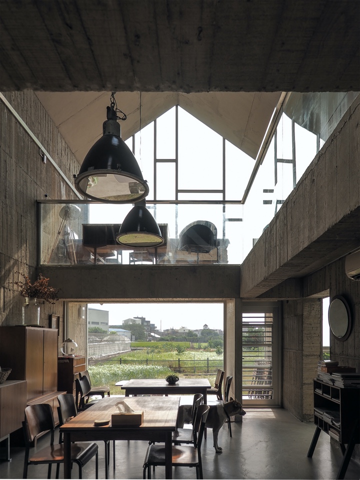 一樓挑空，裸露混凝土呈現獨特空間質感（攝影：王典懋）  竹北許宅 私人住宅 Taiwan House／徐純一 i²建築研究室