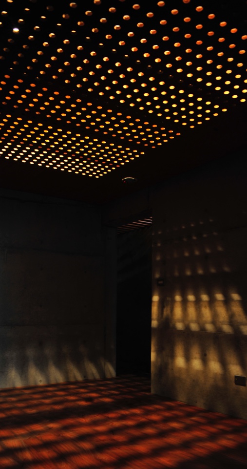員工休息室以沖孔夾板搭配照明製造光影效果