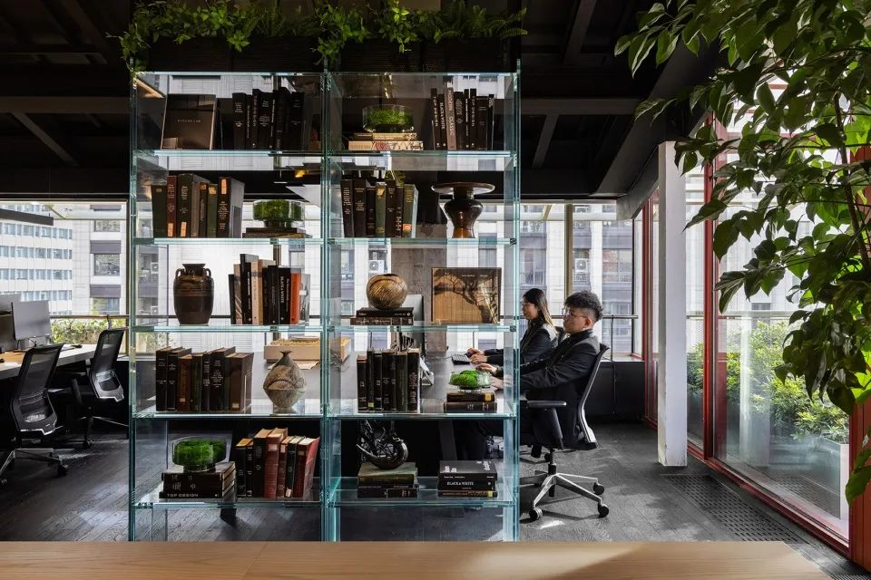以透明玻璃書架分隔空間 CCD大中華上海總部辦公室室內設計 Office interior design／CCD香港鄭中設計事務所