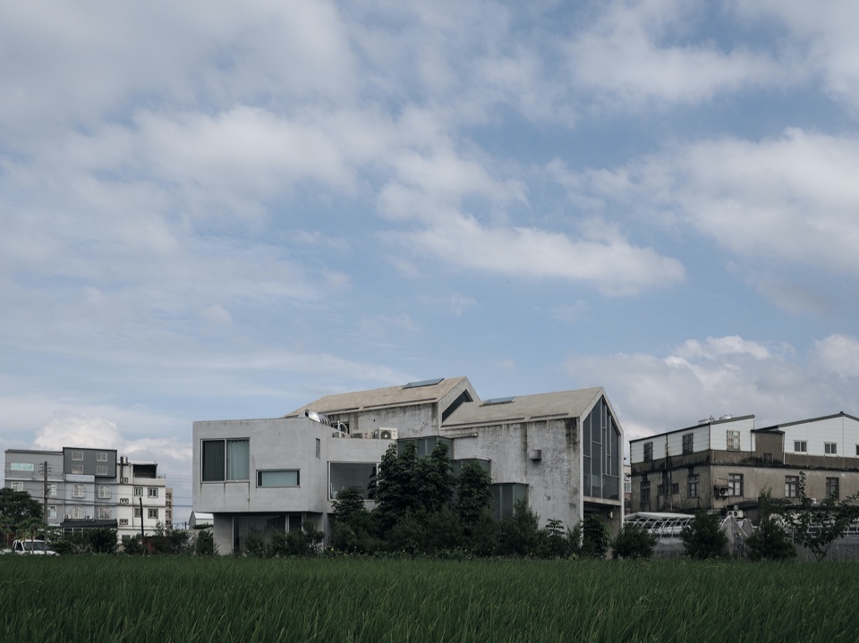 西向立面（攝影：王典懋） 竹北許宅 私人住宅 Taiwan House／徐純一 i²建築研究室