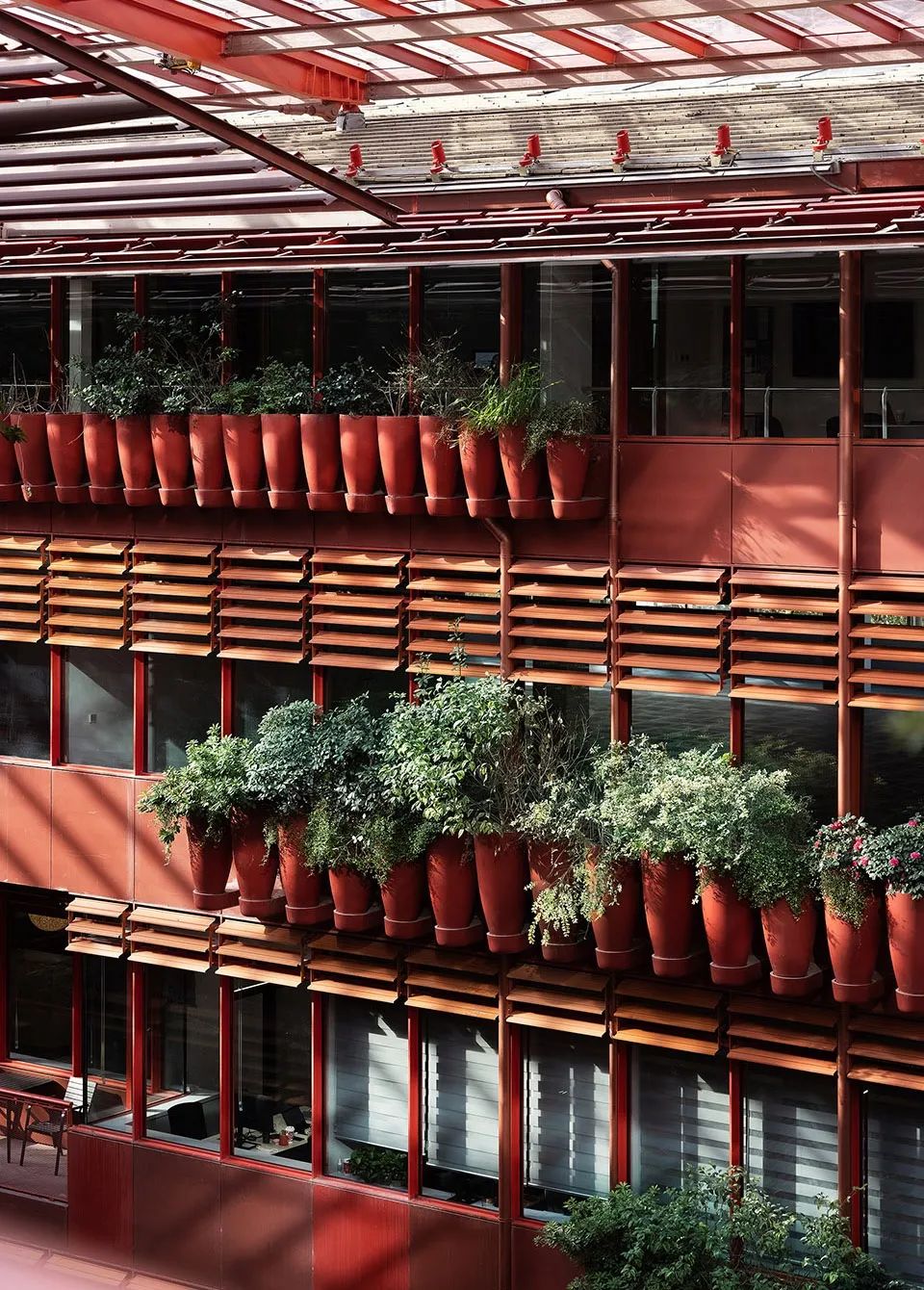 由法國建築大師 Jean Nouvel 設計的「千紅花缽道」