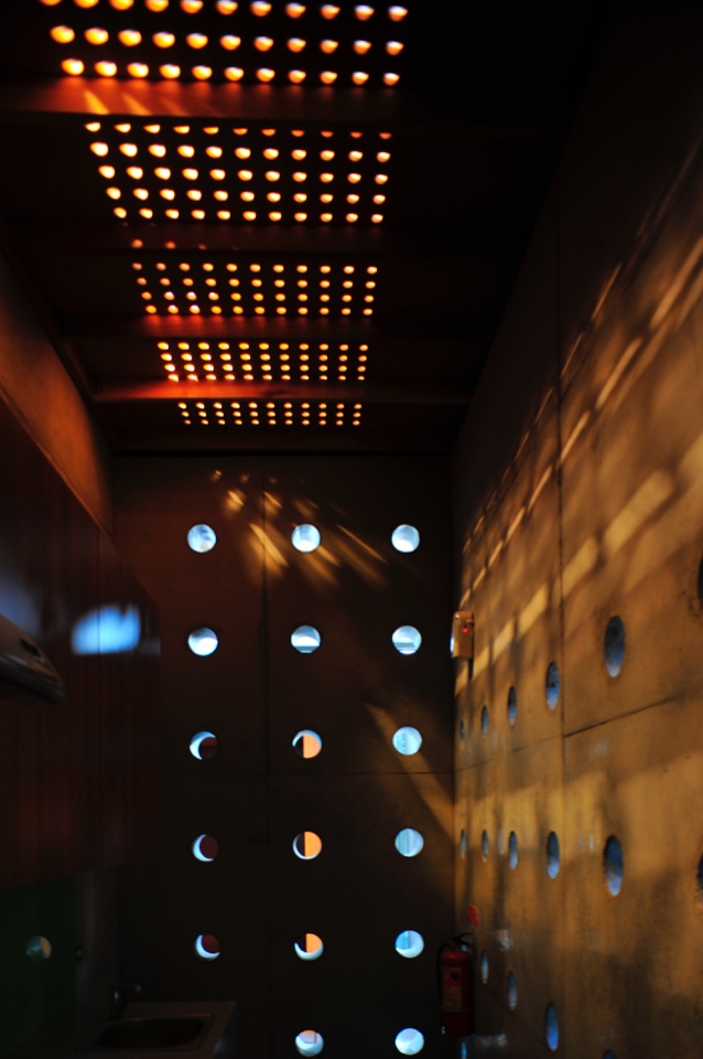 牆、板元件在圍塑員工休息室空間的同時，藉由不同密度的孔洞引入照明光線與變動的自然光，製造獨特的光影變化效果與空間體驗