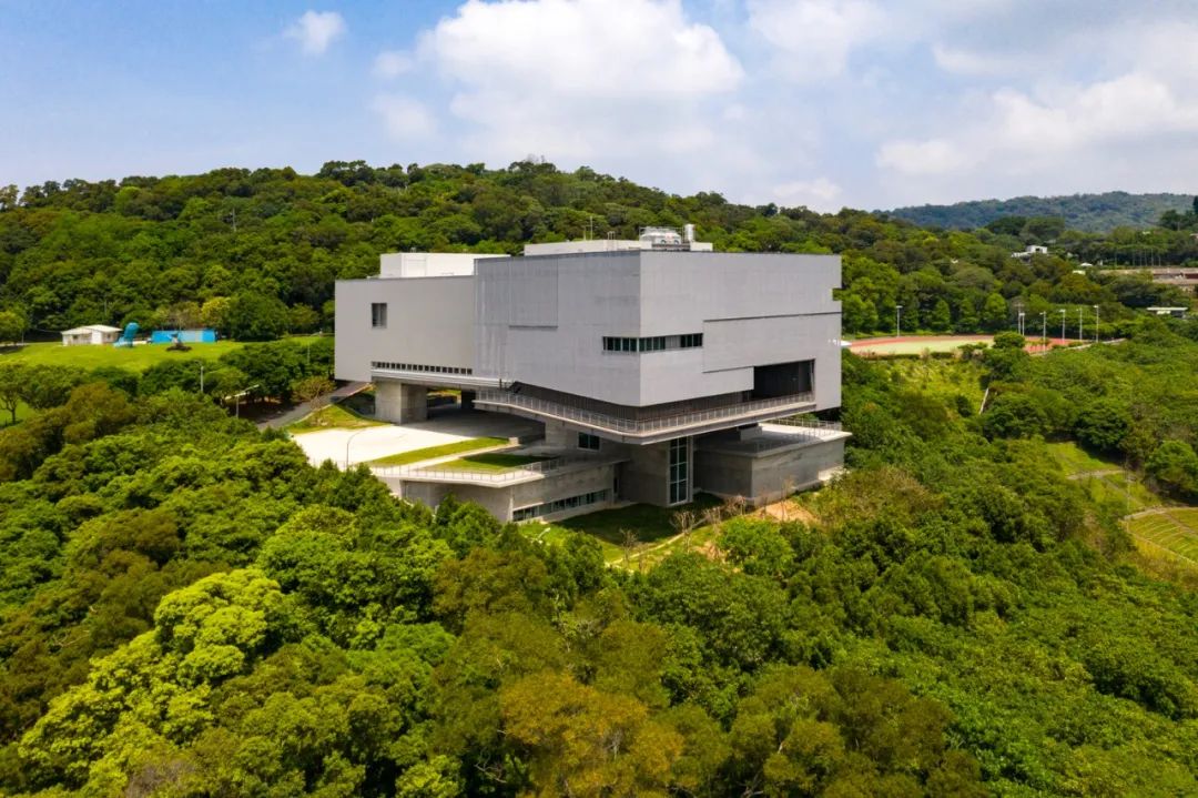 郭旭原建築師設計「台北藝術大學科技藝術館」一反原有校園的建築傳統，採用了「抬昇」於空中的「黑盒子」和「灰盒子」做為建築的主體