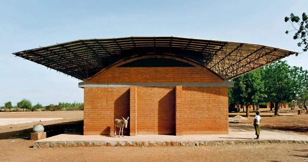 Diébédo Francis Kéré的第一座建築「甘多小學」（Gando Primary School，2001年，布吉納法索甘多），是由甘多老百姓共同建造，同時也是為了在地需求而造© Daniel Schwartz