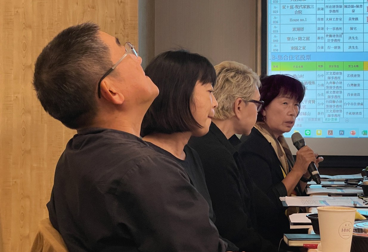 左至右分別為決選評審張景堯建築師、作家成英姝、楊惠姍總監及作家龍應台/攝影:原間-朱逸文
