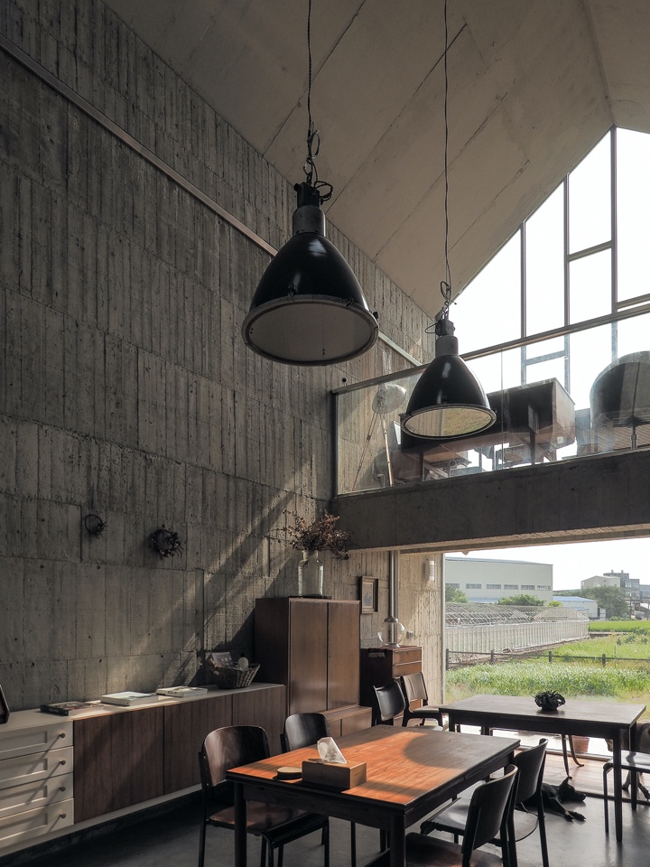 日光在挑空空間的裸露混凝土牆面上形成光影變化（攝影：王典懋） 竹北許宅 私人住宅 Taiwan House／徐純一 i²建築研究室