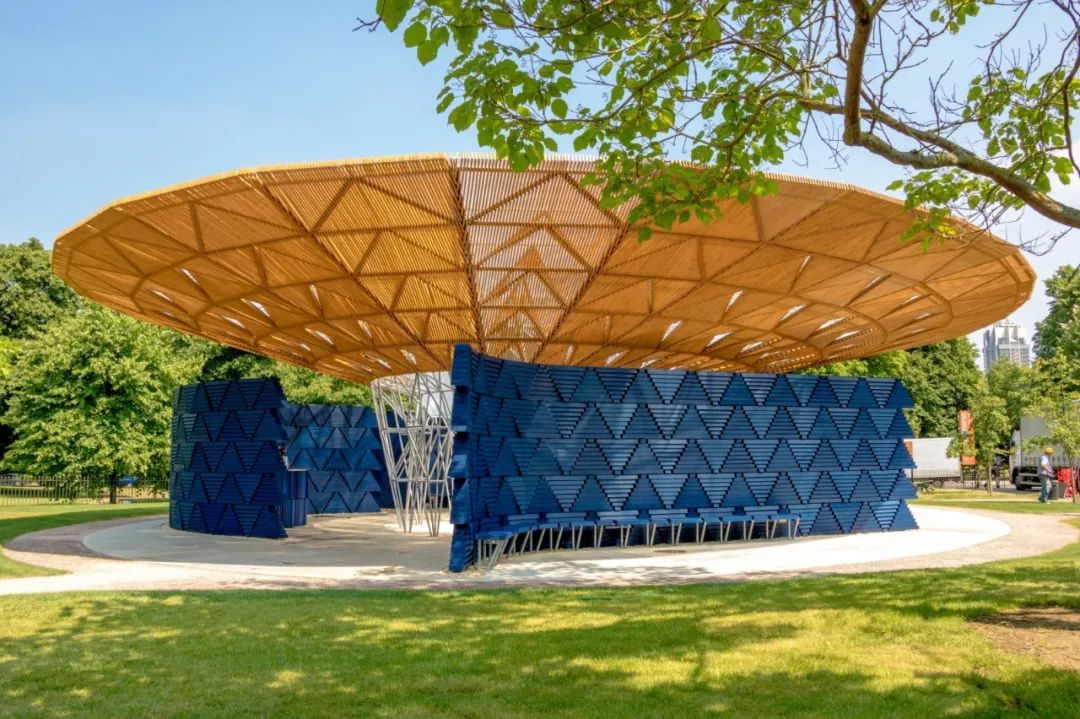 2017 年蛇形藝廊（Serpentine Pavilion，英國倫敦）／Diébédo Francis Kéré © Kéré Architecture