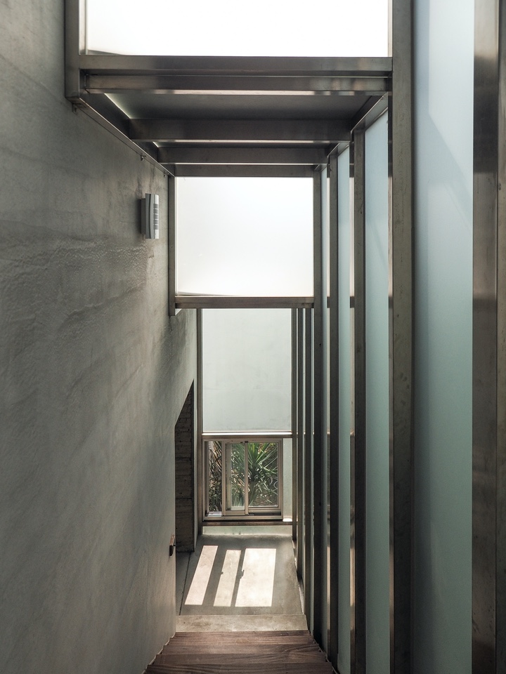 樓梯空間的視覺線性延伸（攝影：王典懋） 竹北許宅 私人住宅 Taiwan House／徐純一 i²建築研究室