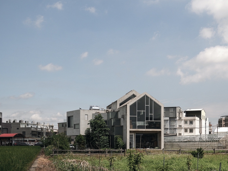 南向外觀（攝影：王典懋） 竹北許宅 私人住宅 Taiwan House／徐純一 i²建築研究室