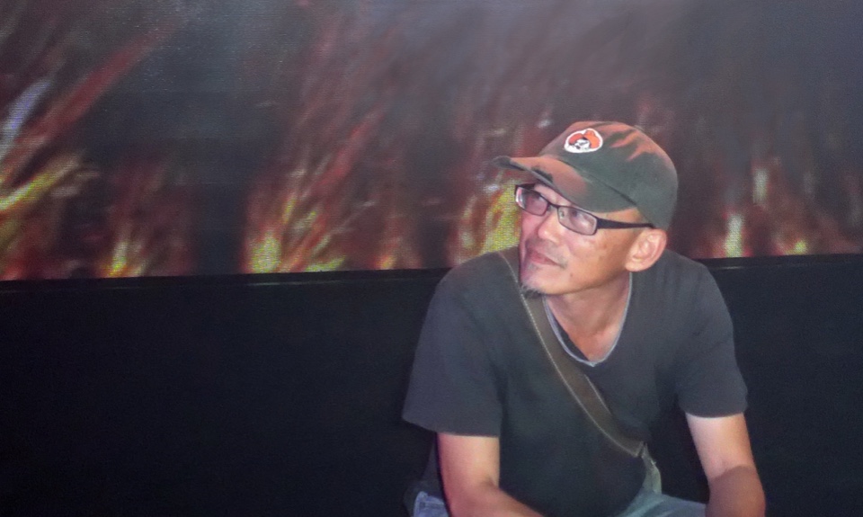 徐純一是國立成功大學航太學士（1983）、美國科羅拉多大學丹佛分校（1990）。曾任美國胡佛聯合建築師事務所助理建築設計師、美國科羅拉多大學丹佛分校建築學院（碩士班）建築設計助理指導老師、方圓建築師事務所建築主設計師、東海大學建築系兼任講師、逢甲大學建築系兼任講師