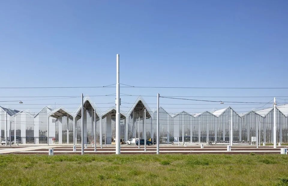 鐵軌側立面 巴黎T9有軌電車維護與倉儲中心T9 tramway maintenance and warehousing center Paris/Ferrier Marchetti Studio