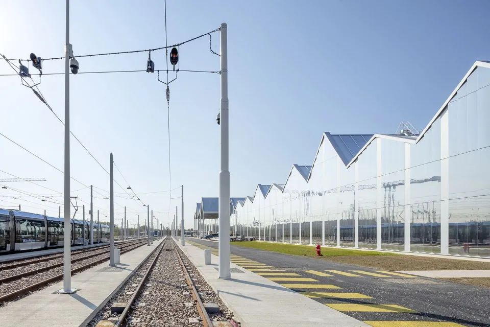 由電車軌道望向建築 巴黎T9有軌電車維護與倉儲中心T9 tramway maintenance and warehousing center Paris/Ferrier Marchetti Studio