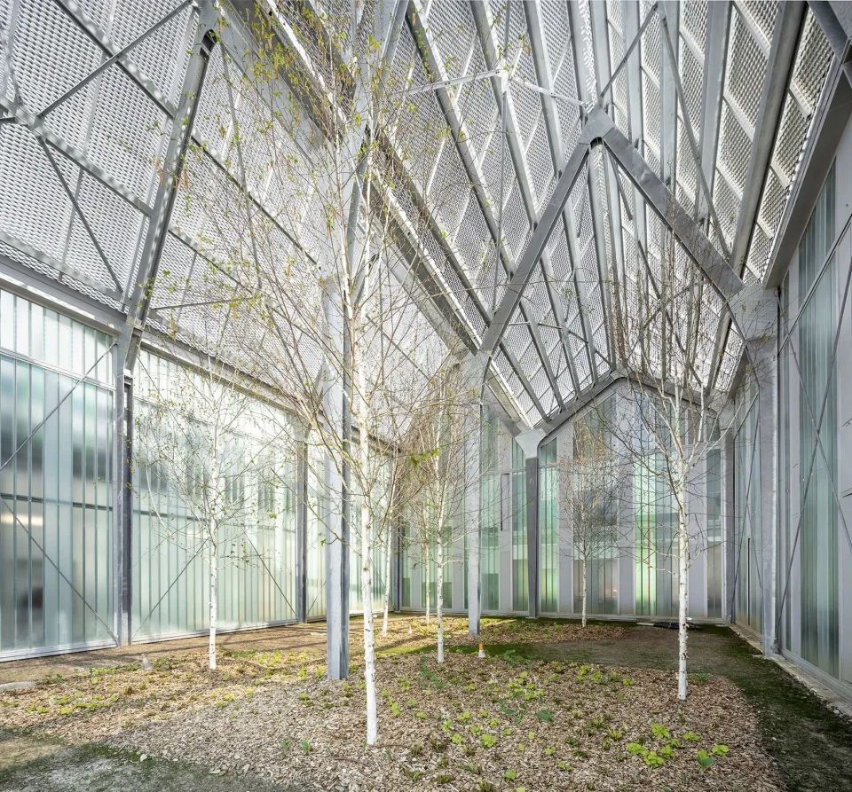 內部庭院 巴黎T9有軌電車維護與倉儲中心T9 tramway maintenance and warehousing center Paris／Ferrier Marchetti Studio