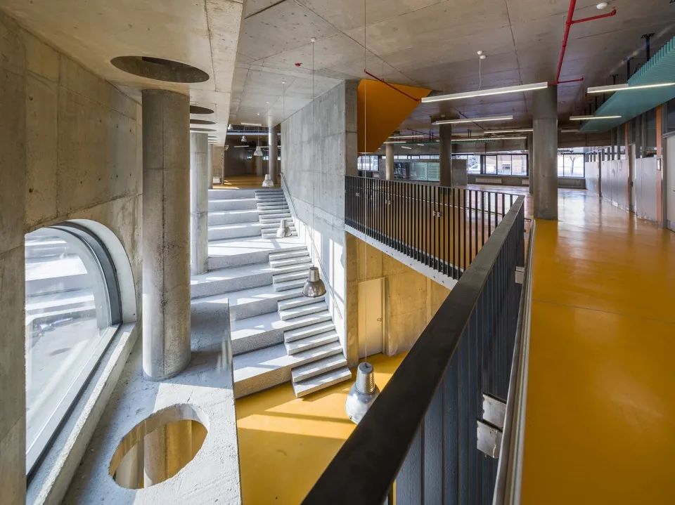 室內空間由裸露的清水混凝土及簡單顏色構成 Istanbul Akşemsettin Primary School 伊斯坦堡Akşemsettin小學/Uygur Architects
