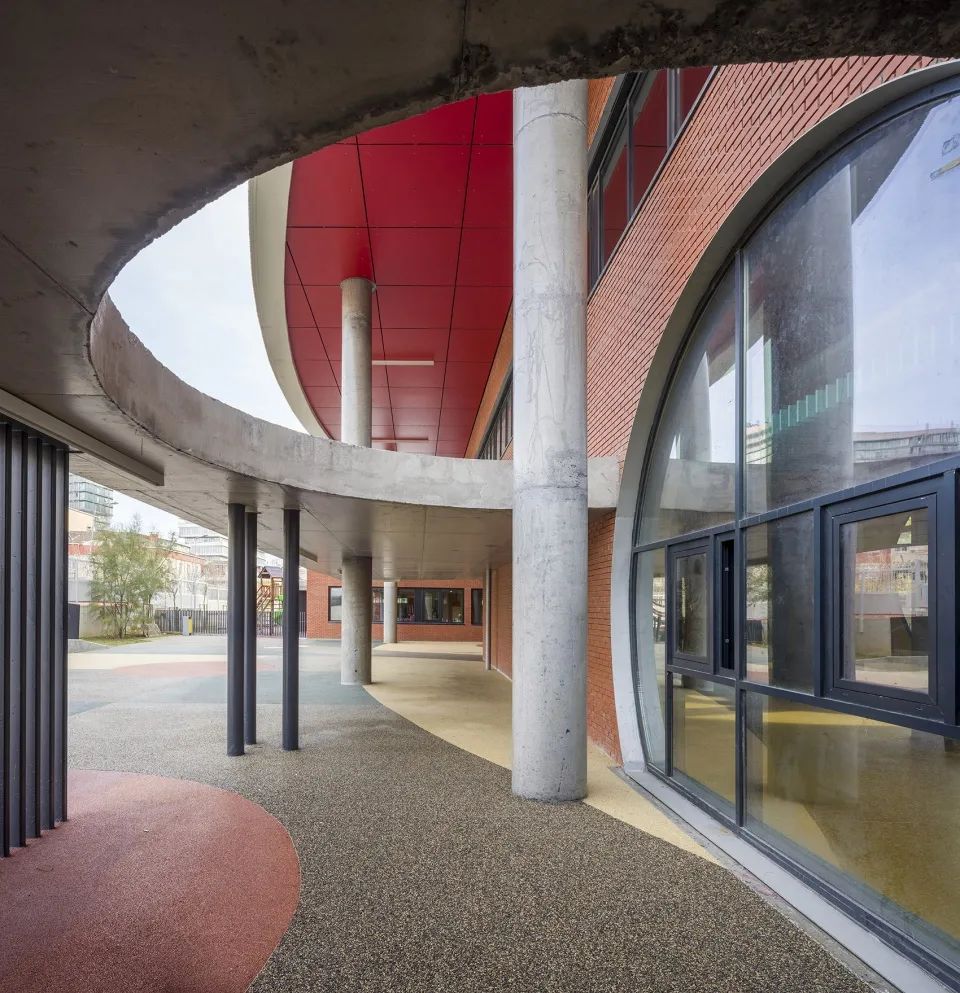 豐富的外廊模糊了室內外空間的界限 Istanbul Akşemsettin Primary School 伊斯坦堡Akşemsettin小學/Uygur Architects