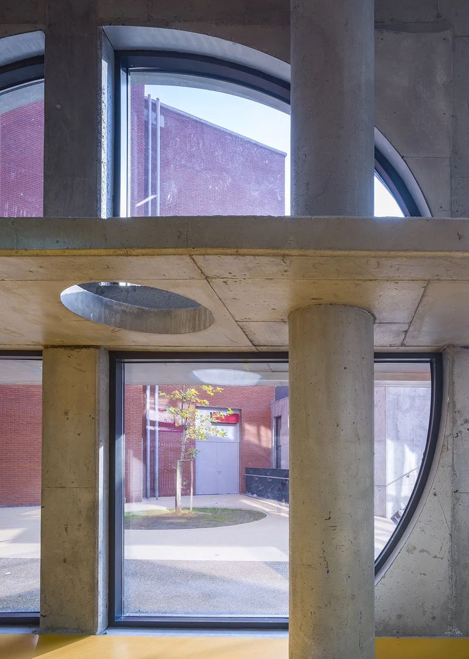 由室內看庭院 Istanbul Akşemsettin Primary School 伊斯坦堡Akşemsettin小學/Uygur Architects