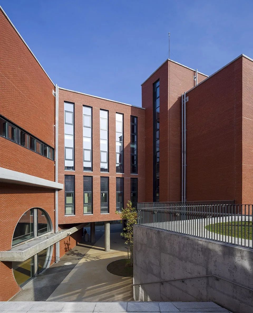 複雜的空間構成界定出中央庭院 Istanbul Akşemsettin Primary School 伊斯坦堡Akşemsettin小學／Uygur Architects