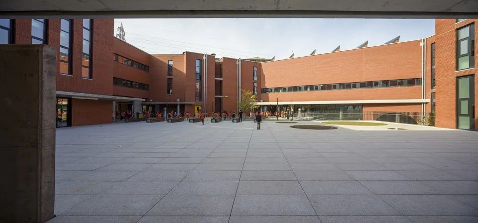由地面層入口看庭院 Istanbul Akşemsettin Primary School 伊斯坦堡Akşemsettin小學/Uygur Architects
