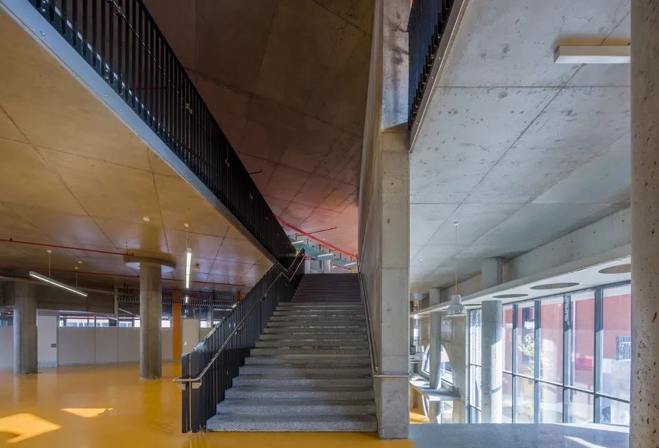 樓梯 Istanbul Akşemsettin Primary School 伊斯坦堡Akşemsettin小學/Uygur Architects