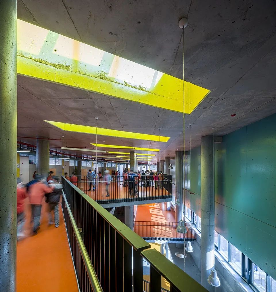 鮮豔的色彩與通透明亮的空間氛圍 Istanbul Akşemsettin Primary School 伊斯坦堡Akşemsettin小學／Uygur Architects
