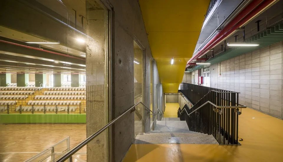 大講堂外走廊 Istanbul Akşemsettin Primary School 伊斯坦堡Akşemsettin小學／Uygur Architects