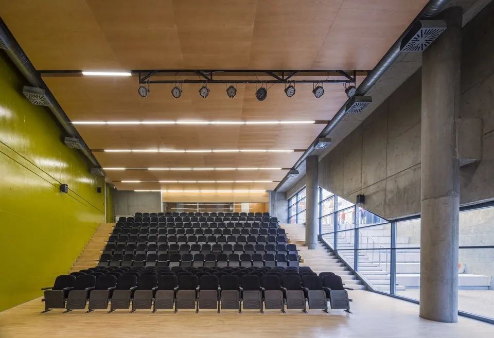 大講堂外走廊 Istanbul Akşemsettin Primary School 伊斯坦堡Akşemsettin小學/Uygur Architects