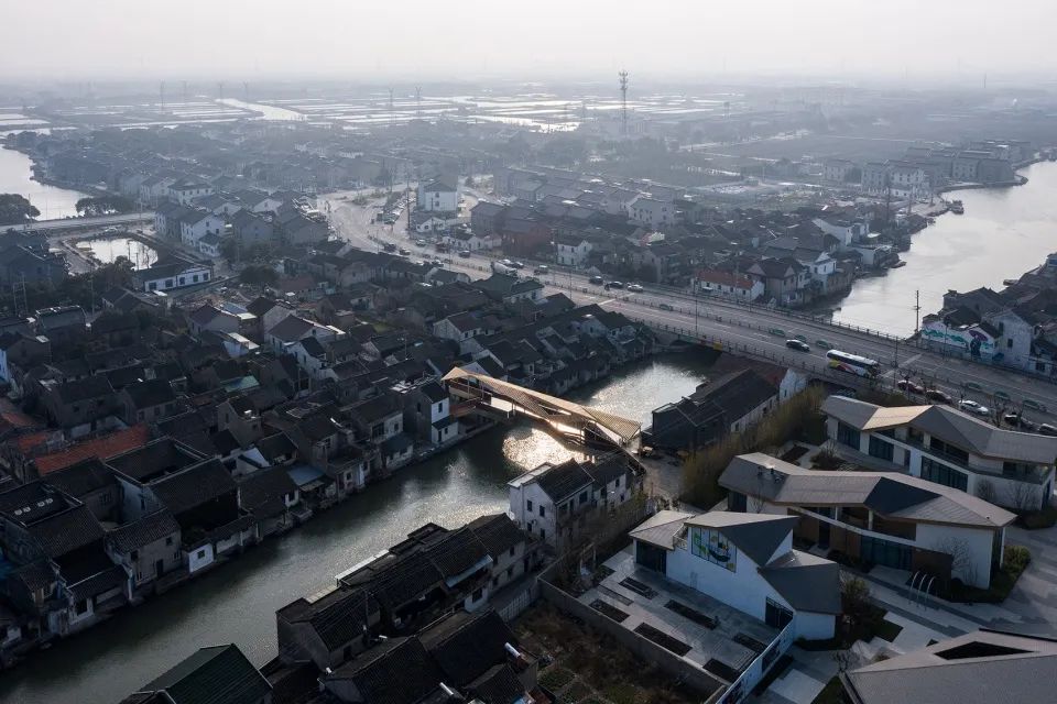 鳥瞰「折」人行步橋 蘇州常熟華僑城沙家浜時光小鎮
