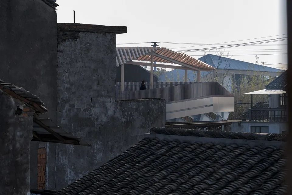 新舊對比與融合 蘇州常熟華僑城沙家浜時光小鎮 折橋曲廊／深圳華匯設計X⁺ STUDIO