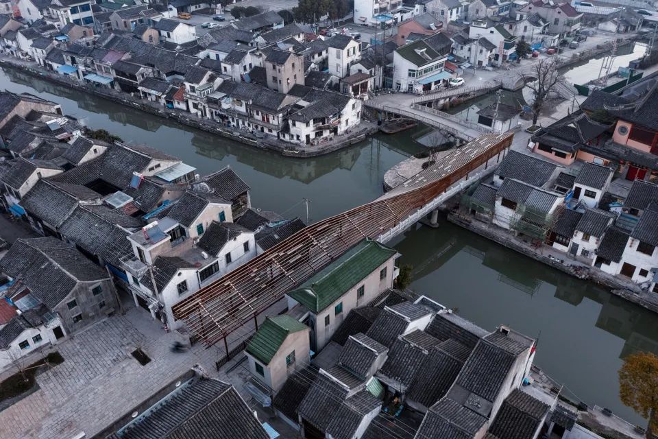 鳥瞰萬安橋 蘇州常熟華僑城沙家浜時光小鎮 折橋曲廊／深圳華匯設計X⁺ STUDIO