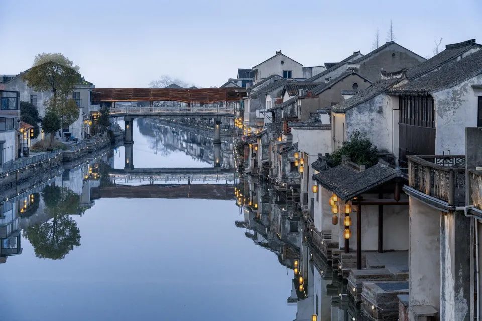 曲廊與古鎮紋理 蘇州常熟華僑城沙家浜時光小鎮 折橋曲廊／深圳華匯設計X⁺ STUDIO