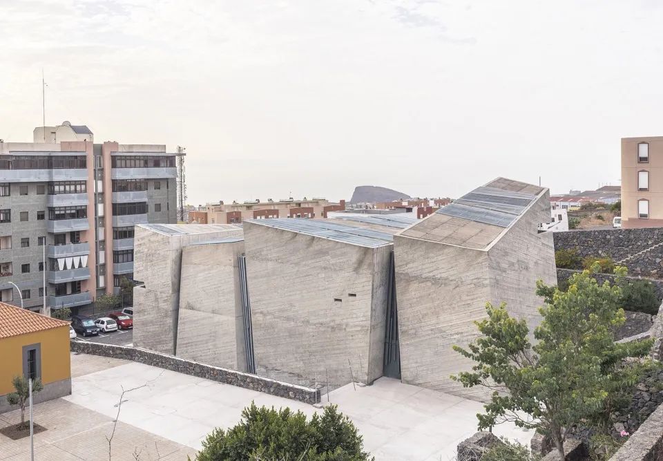 對西班牙建築師 Fernando Menis 而言，新教堂應該成為一處獨一無二的場所，在混亂的城市紋理中脫穎而出，成為Las Chumberas社區獨特的身份象徵