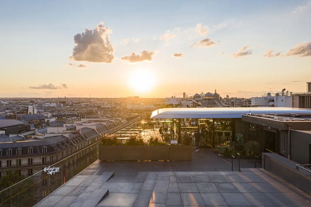 黃昏下的露台 LAFAYETTE ROOPTOP PAVILLON DES GALERIES LAFAYETTE 巴黎老佛爺百貨公司屋頂露台／Franklin Azzi Architecture
