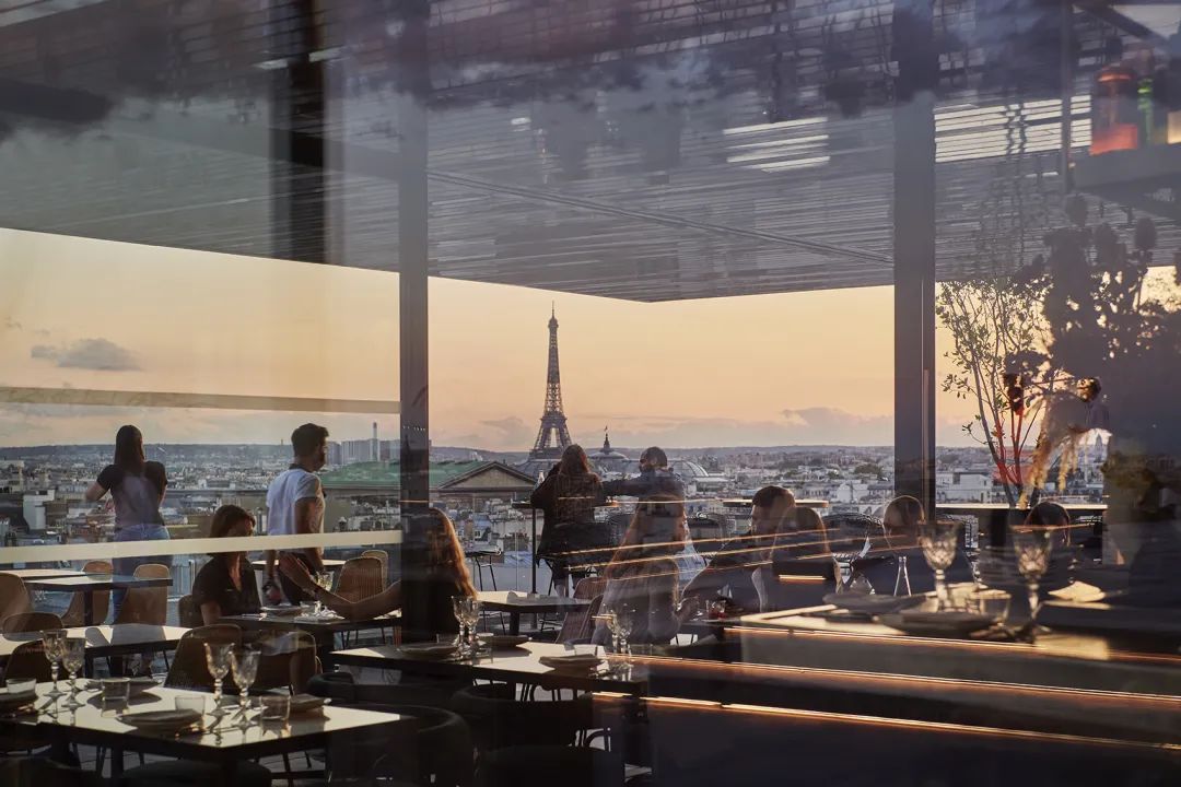 由餐廳望向都市,遠處是艾菲爾鐵塔 LAFAYETTE ROOPTOP PAVILLON DES GALERIES LAFAYETTE 巴黎老佛爺百貨公司屋頂露台/Franklin Azzi Architecture