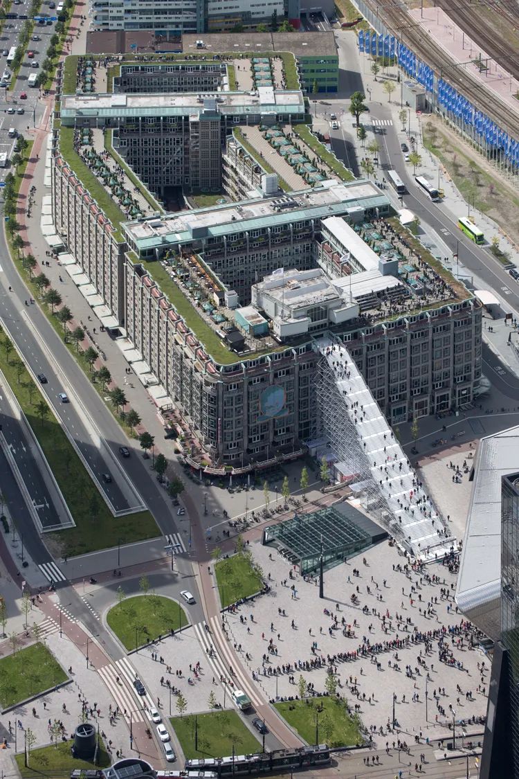 2016年，為了慶祝鹿特丹城市戰後重建75週年，MVRDV曾在鹿特丹中央車站站前廣場設計過一座臨時性的巨型樓梯。人們可以順著樓梯從站前廣場一直步行至鹿特丹代表性歷史建築Groot Handelsgebouw的屋頂。大樓屋頂規劃了屋頂花園、餐廳、影院等分區，成為一個複合的城市公共空間。©RasOssip van Duivenbodemus Hjortshøj