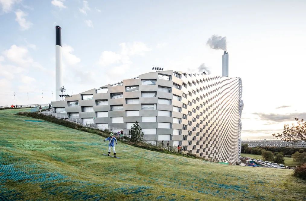 CopenHill 垃圾焚燒發電廠 在垃圾場的屋頂既能爬山，還能滑雪 設計：BIG 位置：丹麥哥本哈根 竣工時間：2019