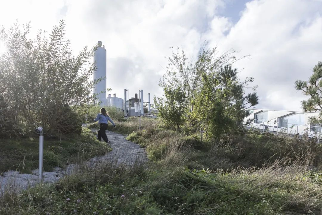 屋頂上的登山步道 CopenHill 垃圾焚燒發電廠 在垃圾場的屋頂既能爬山，還能滑雪 設計：BIG 位置：丹麥哥本哈根 竣工時間：2019