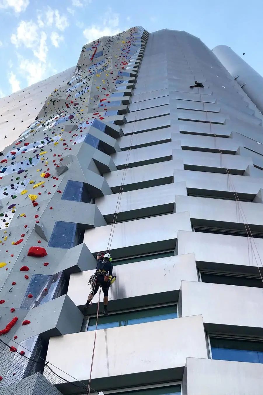 近九十公尺高的攀岩牆被安裝在建築的最長立面上
