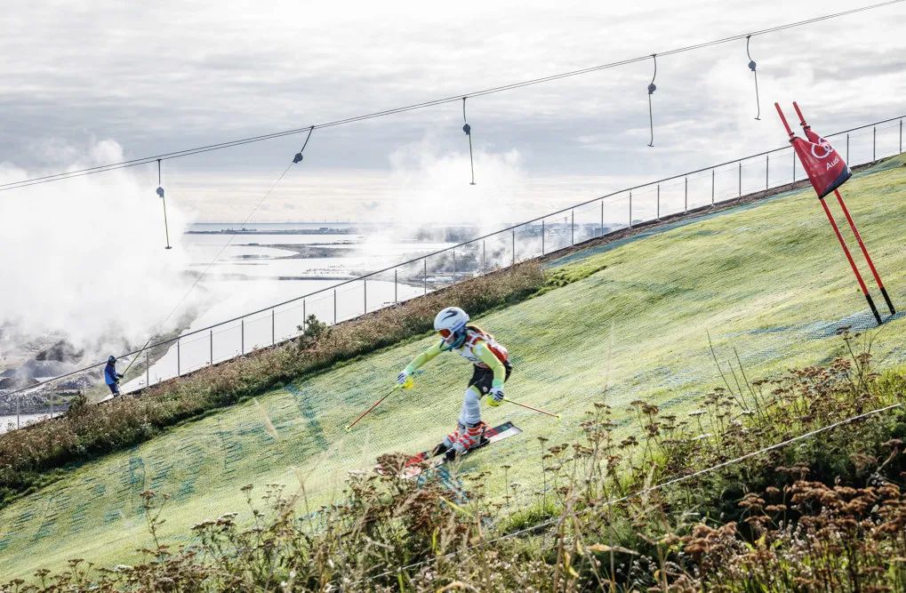 供專業滑雪選手練習的滑行道，旁邊是輔助人們登頂的升降機
