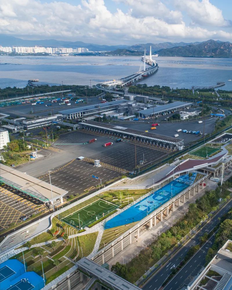 "深圳灣體育訓練緊鄰深圳灣口岸，對岸便是香港。